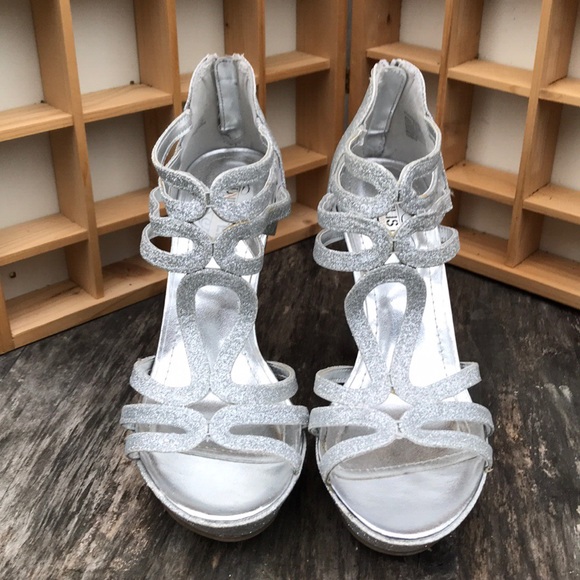 Kenneth Cole Silver sparkly heels Size 7.5 - Picture 3 of 10